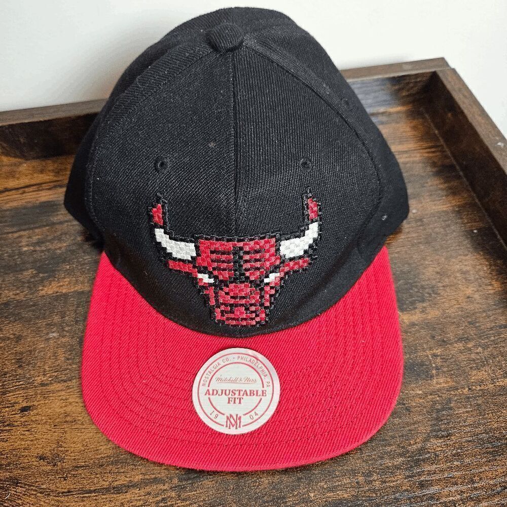 8 Bit XL Mitchell & Ness Chicago Bulls Snapback Nostalgia Hat Cap Men's Red/Blac